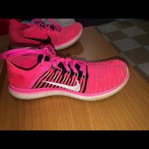 nike flyknit tennis shoes